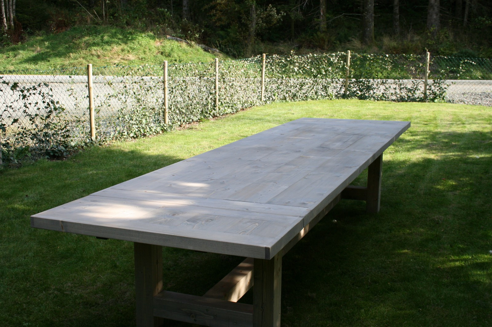 Spisebord i heltre H ben med rammet bordplate | FINN.no Spisebord i heltre H ben med sporet bordplate | FINN.no
