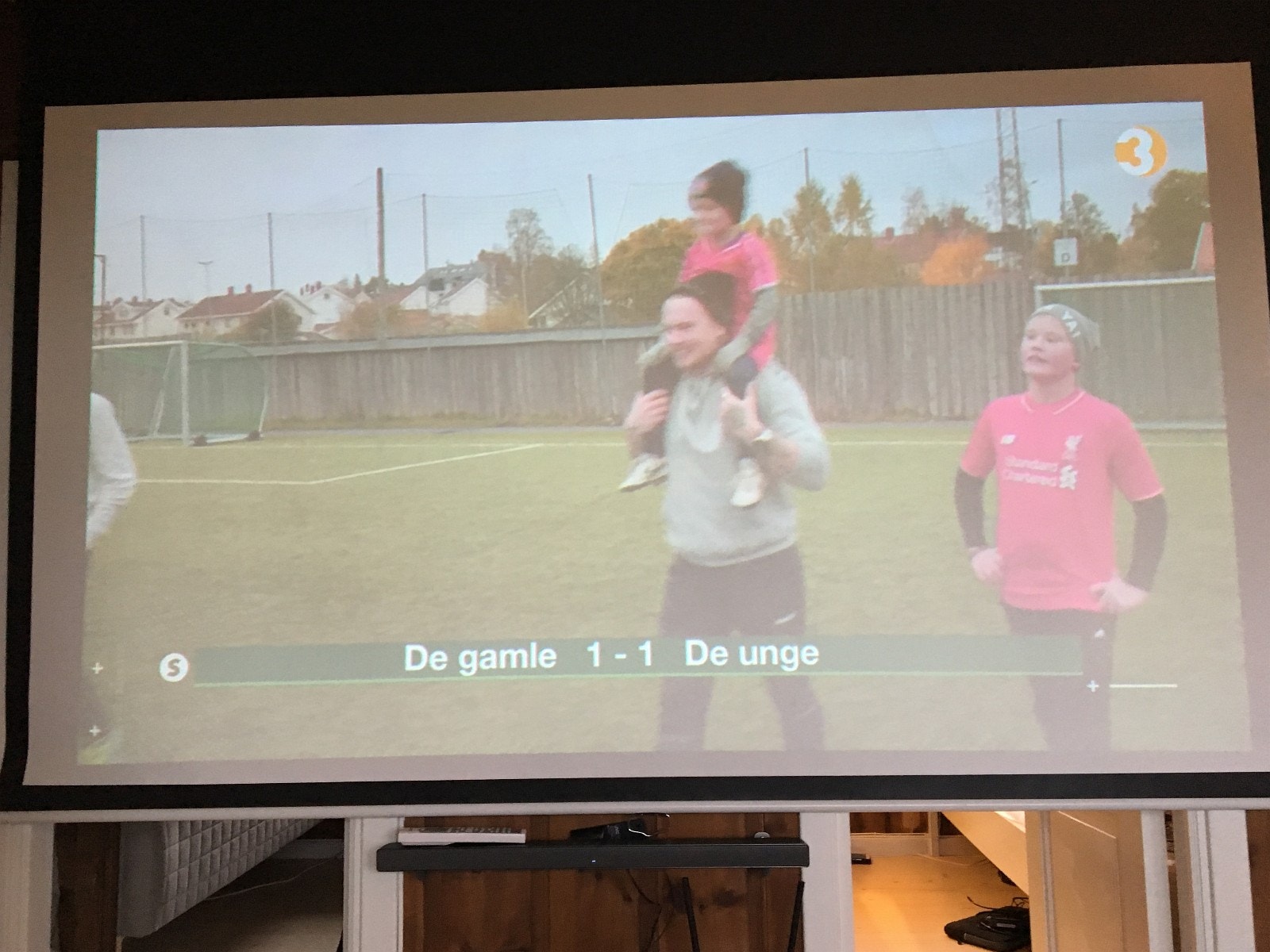 Projektor med lerret i stua. Om noen vil ha med spillkonsoll, DVD eller liknende er det en hdmi-kabel til prosjektoren. For å få lyd til lydplanken/ subwooferen må man ha med en avspiller med enten optisk kabel, Bluetooth eller mini-Jack. Galleribilde