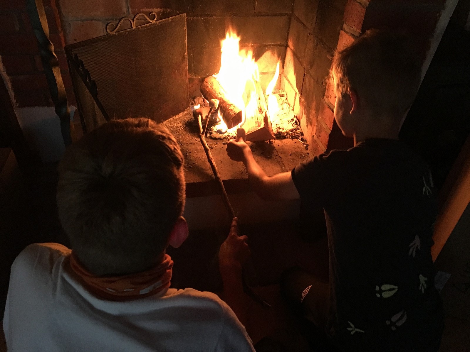 Ungene griller marshmallows i peisen. Anbefales! Galleribilde