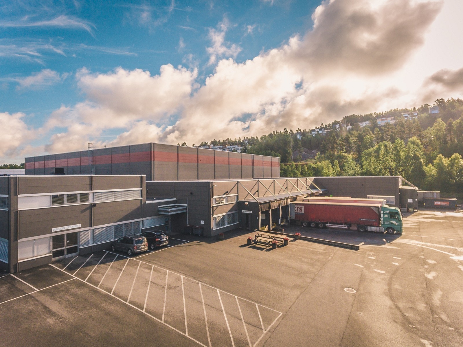 11 porter med lastehus. En port for nedkjøring til bakkenivå Galleribilde