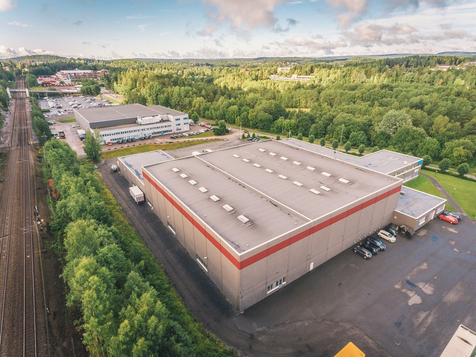 To innkjøringer til eiendommen og adgang til å kjøre rundt bygget Galleribilde