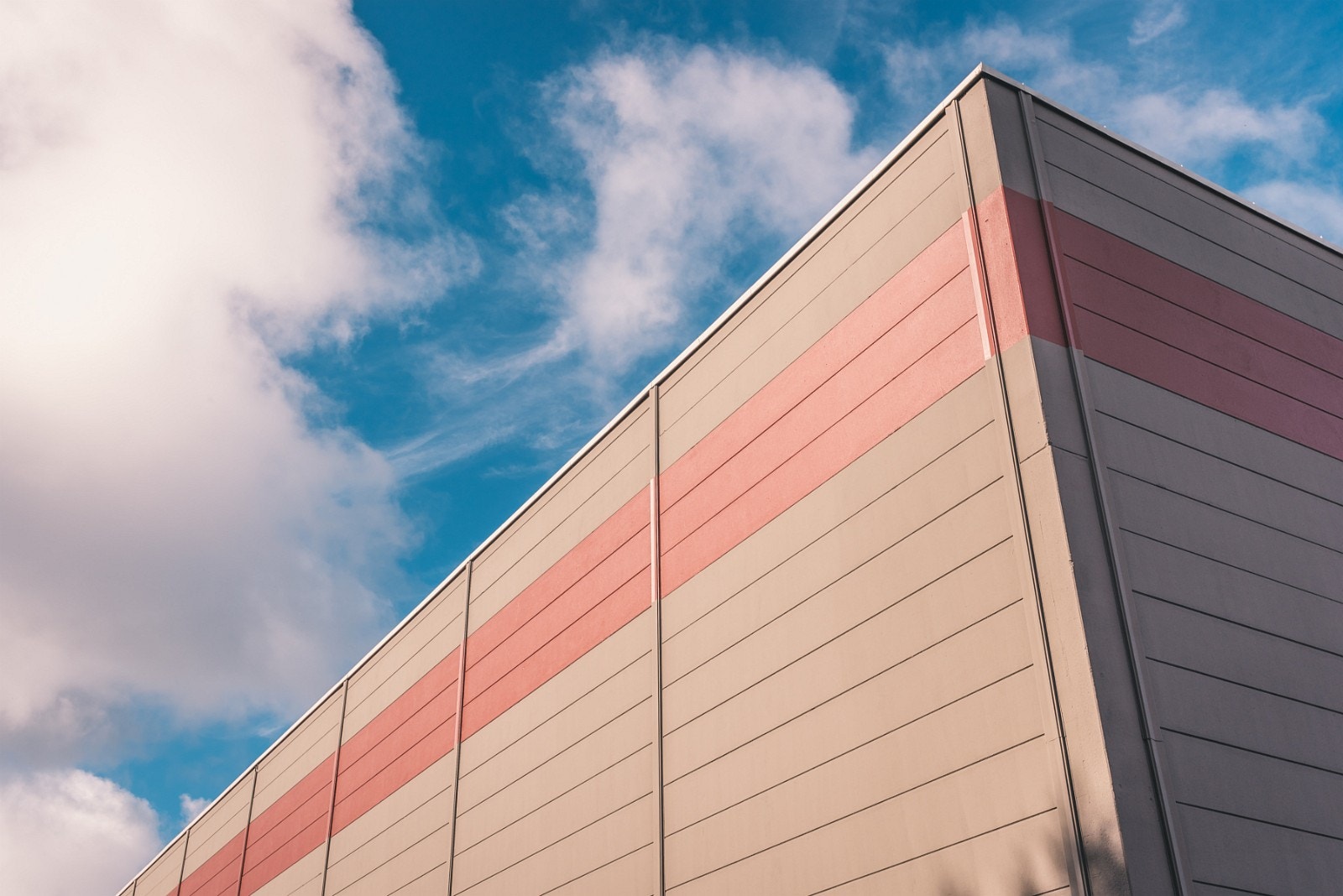 Effektivt lager, fullt innredet. Grenser til buss- og tog- holdeplass Galleribilde