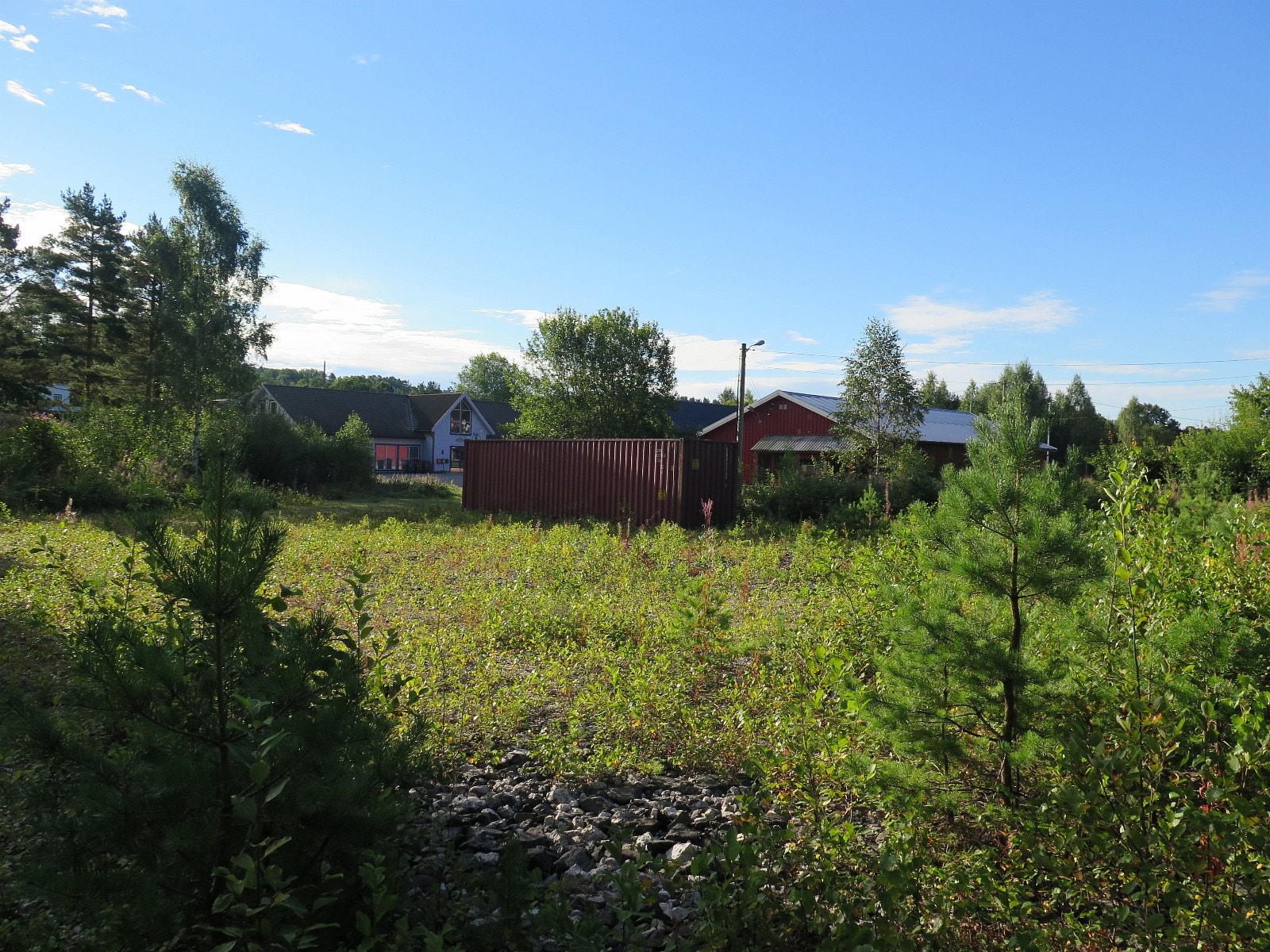 Grovplanert område mot eksisterende næringsbygg. Galleribilde