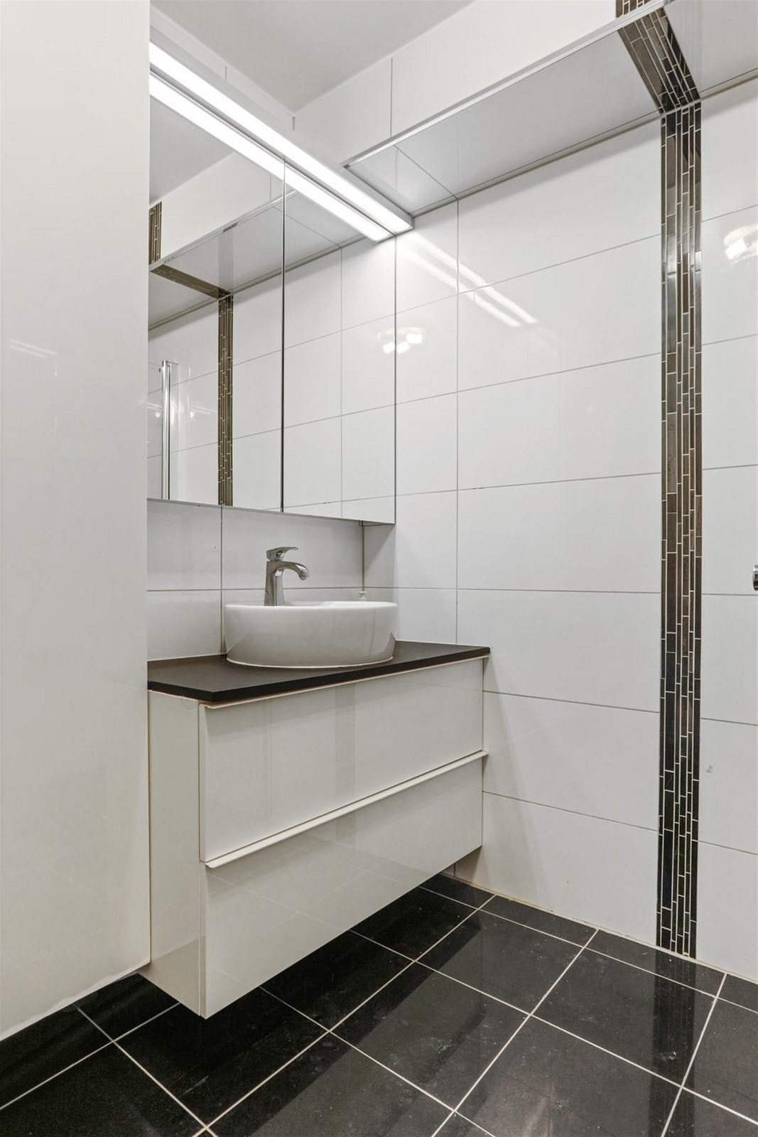 Nyere innredning med skuffer og høyskap. Galleribilde