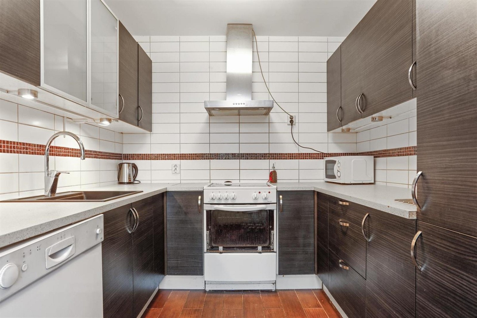 Praktisk kjøkkenløsning med mye skap- og benkeplass. Kjøleskap og oppvaskmaskin følger leiligheten. Galleribilde