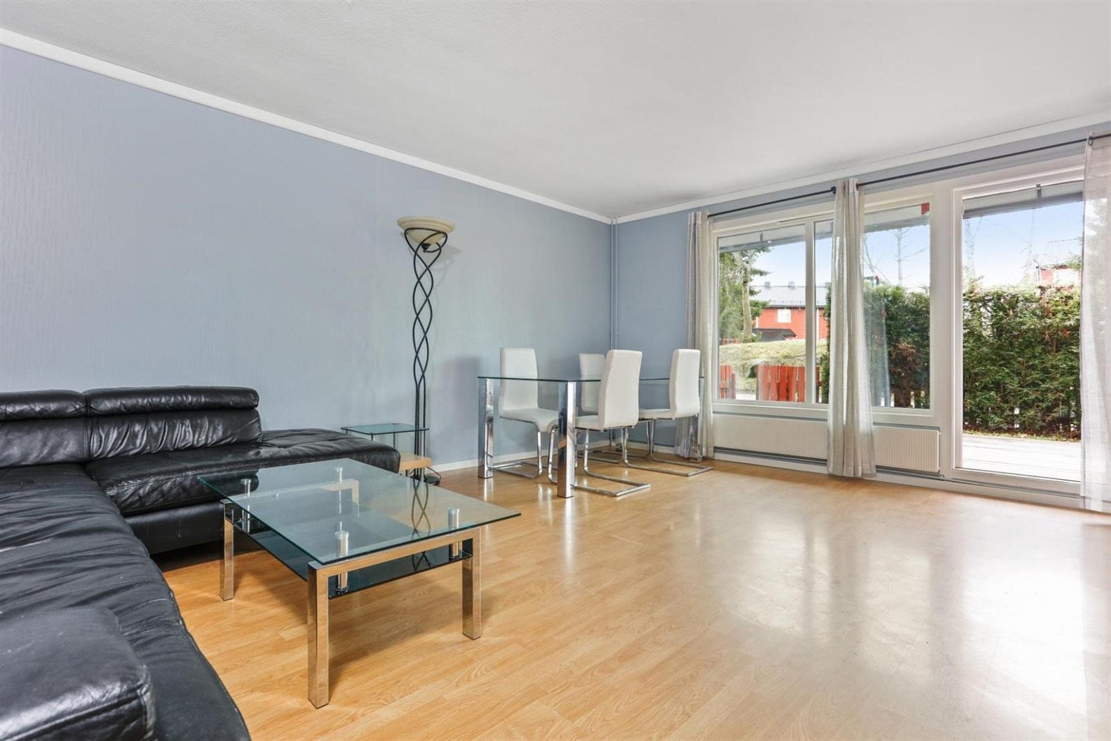 De store vinduene gir godt med dagslys inn i rommet. Galleribilde