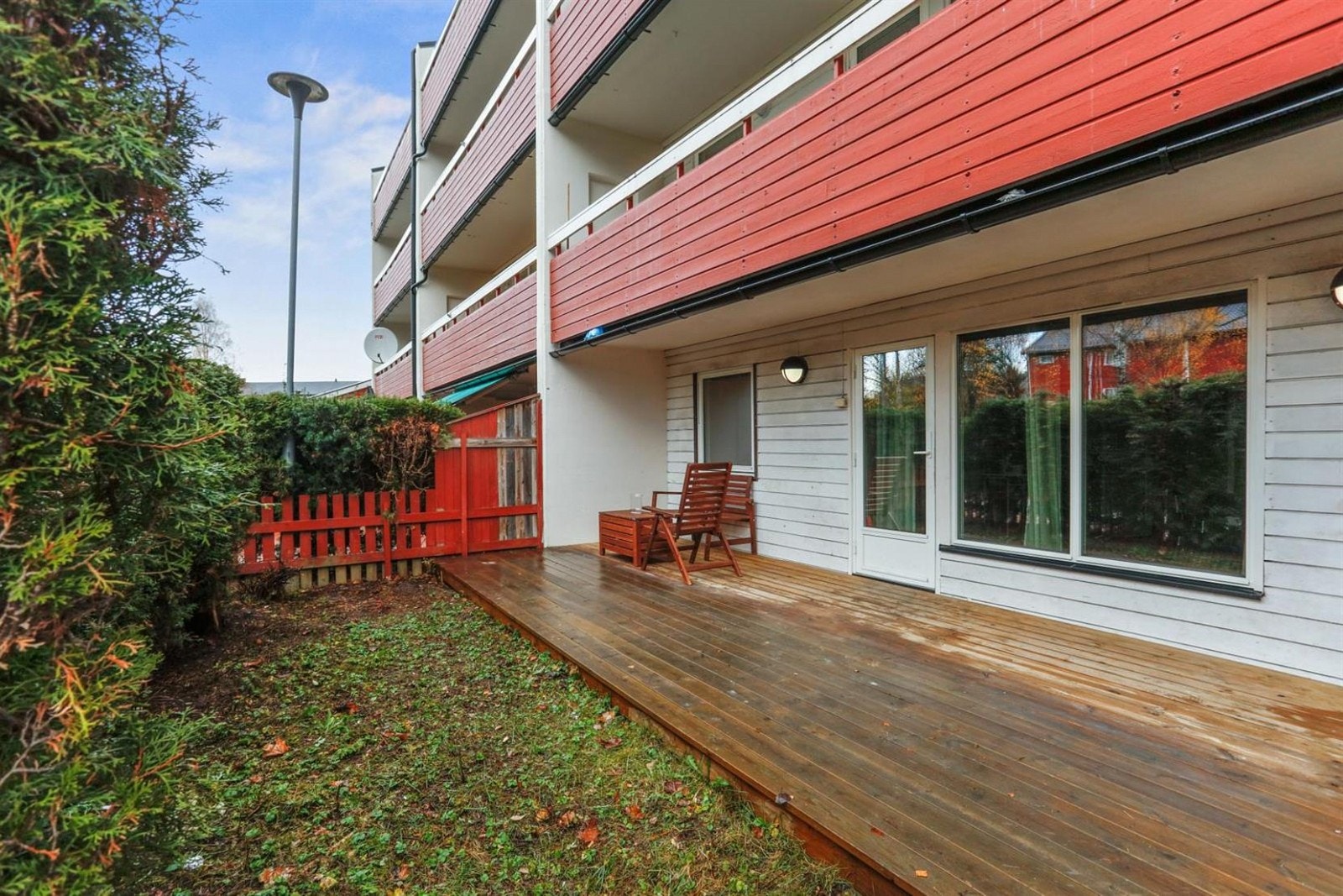 Terrassen er delvis skjermet bak hekken. Galleribilde