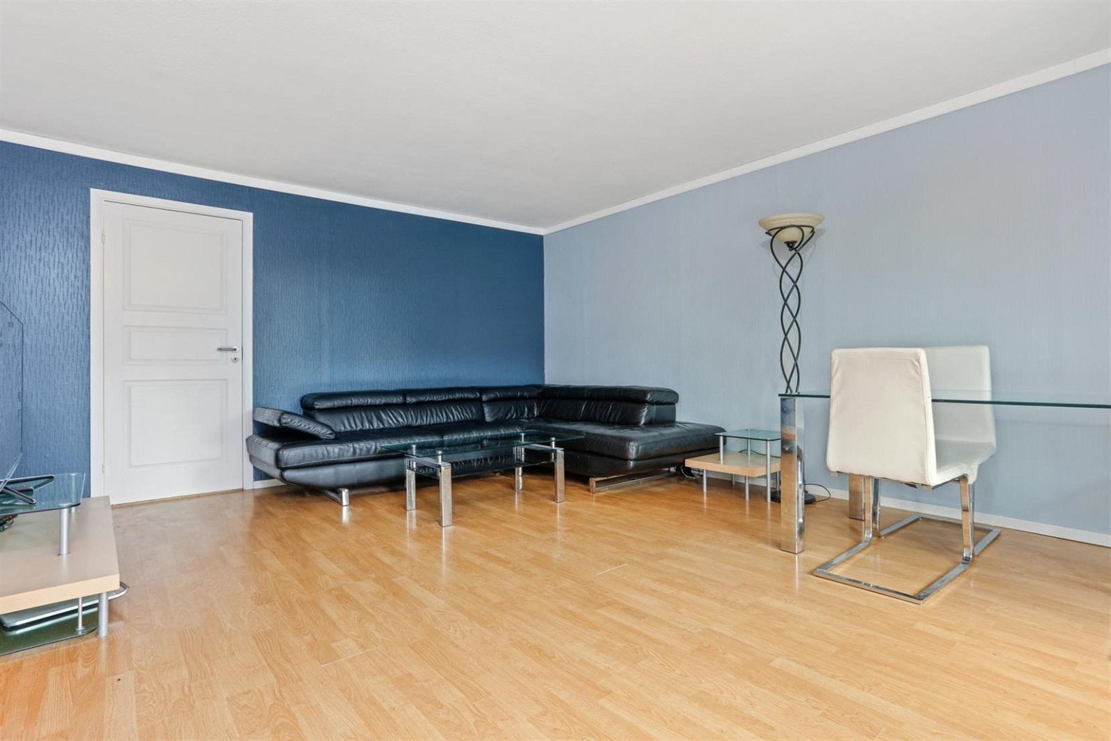 Romslig stue med utgang til terrasse og hageparsell. Galleribilde