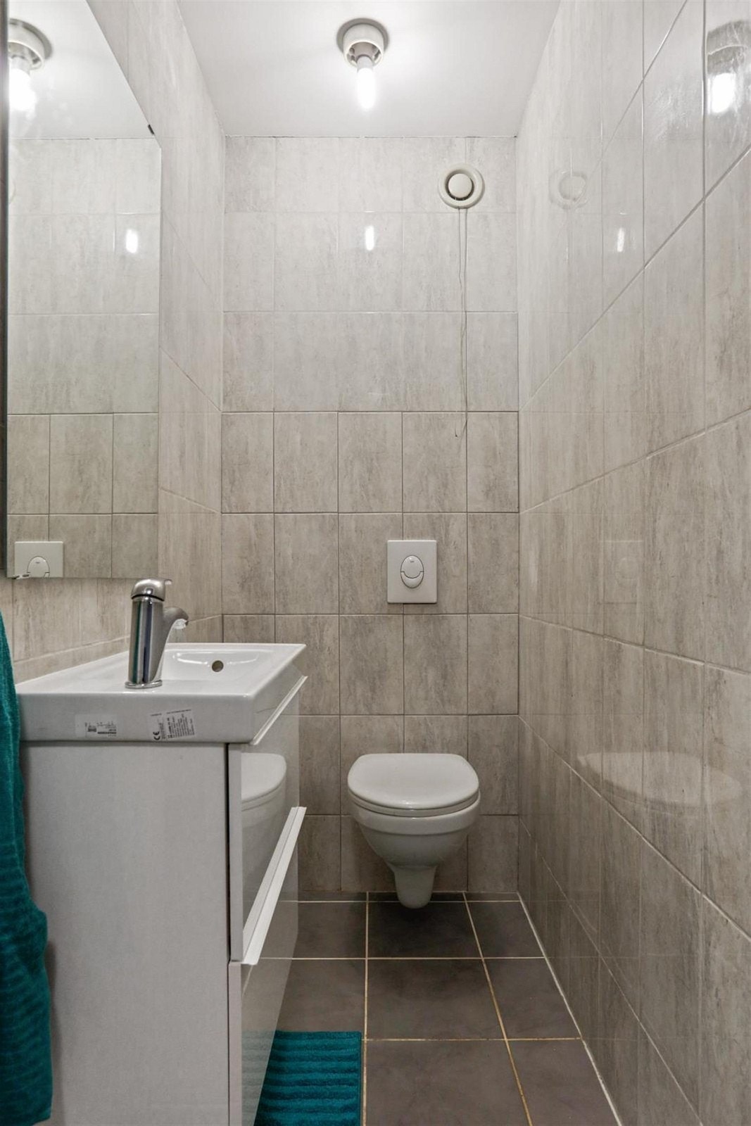 Separat toalettrom med servant og vegghengt wc. Galleribilde