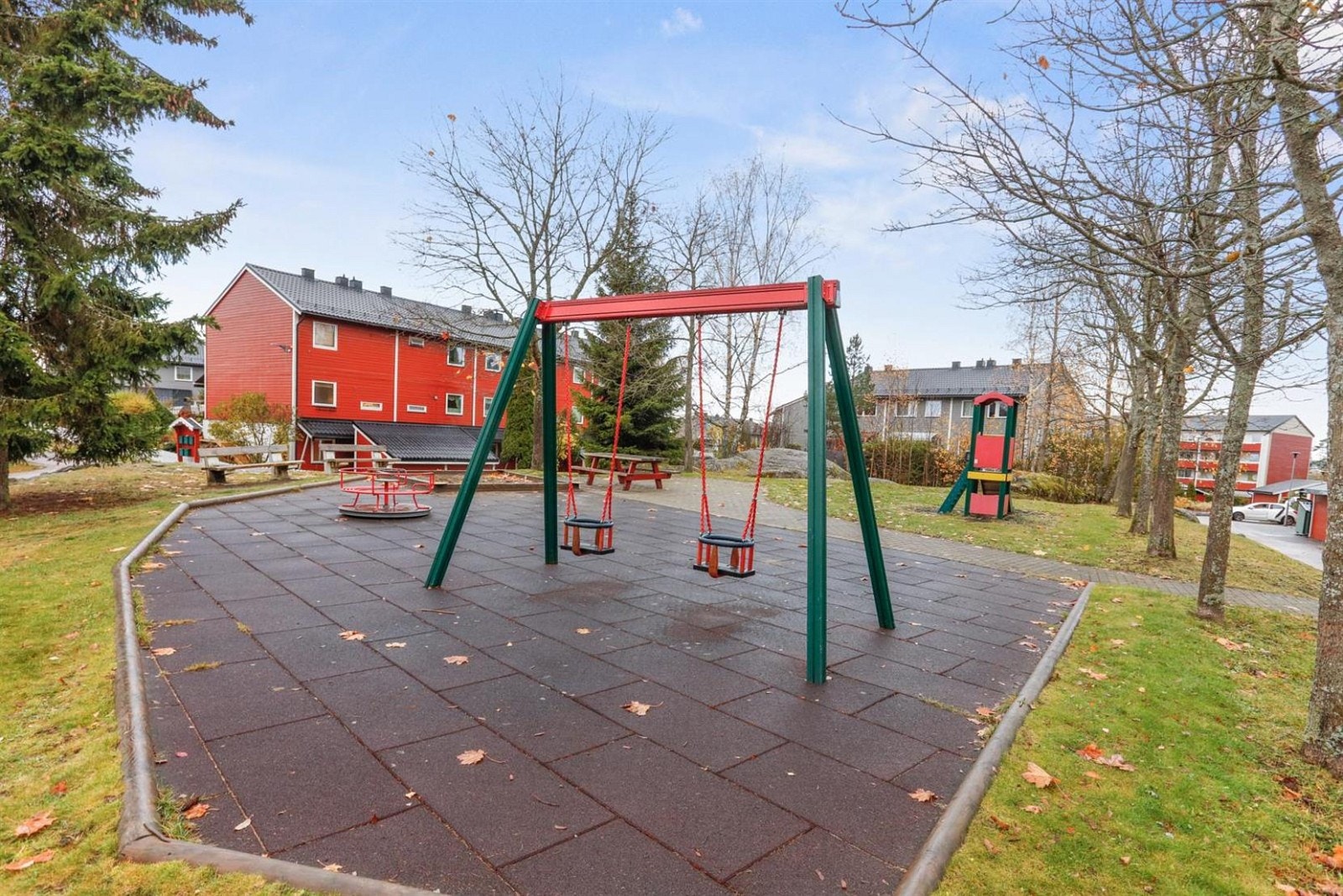 Lekeplass inne på tunet mellom blokkene og rekkehusene. Galleribilde