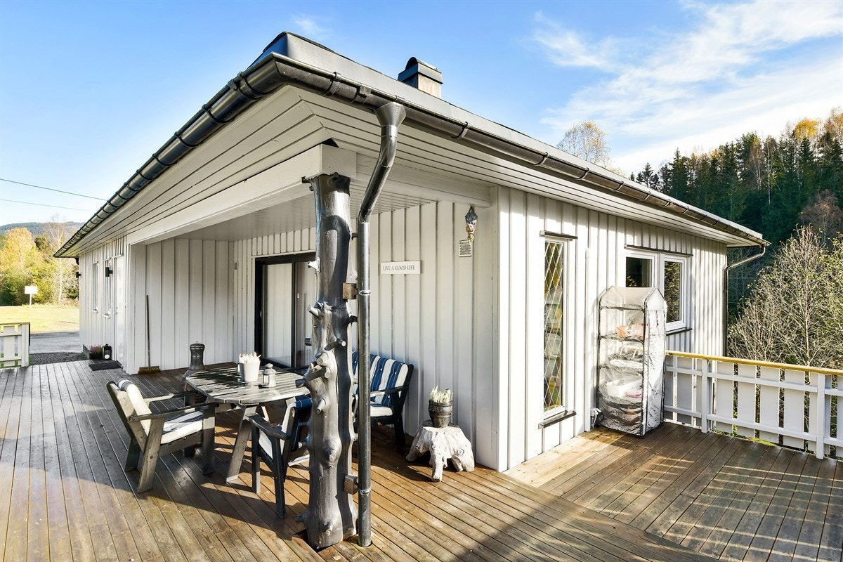 Stueterrassen er for det meste overbygd og har enkel adkomst til hagen. Galleribilde