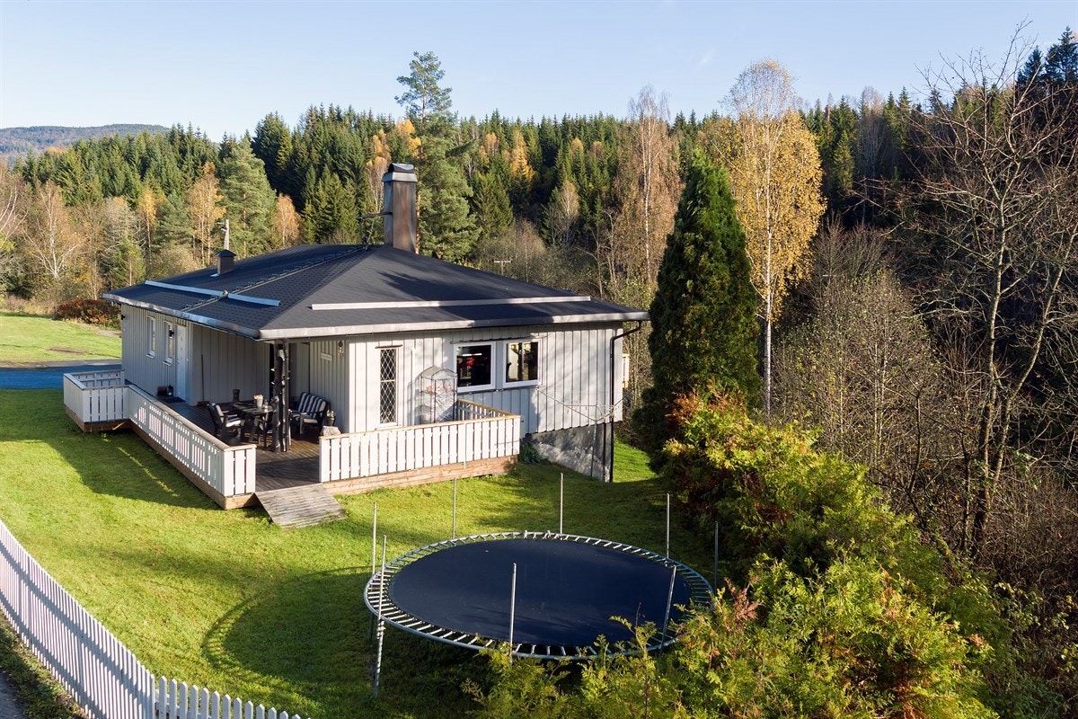 Kaffekoppen kan inntas i morgensolen på terrassen utenfor kjøkkenet og det er en meget romslig terrasse på stuesiden med overbygg og enkel adkomst til hagen. Galleribilde