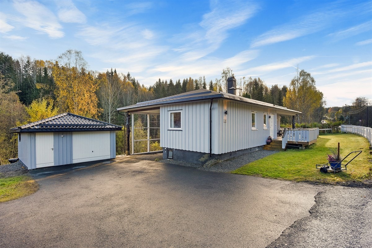 Boligen ligger omkranset av et stort og pent uteområde med asfaltert gårdsplass, delvis inngjerdet hage og noe naturtomt. Galleribilde