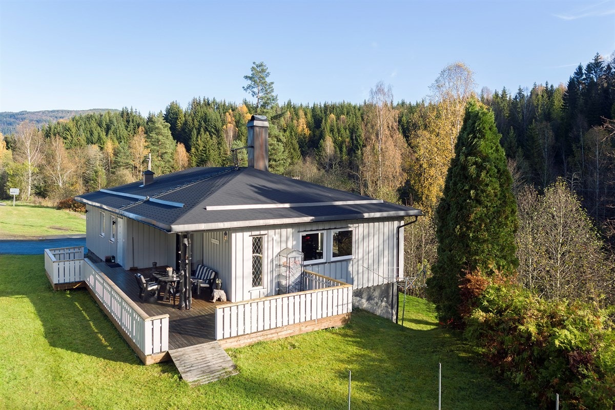 Boligen har en flott beliggenhet i skogkanten og ligger på en småkupert tomt med asfaltert gårdsplass, noe naturtomt og en delvis inngjerdet hage. Galleribilde