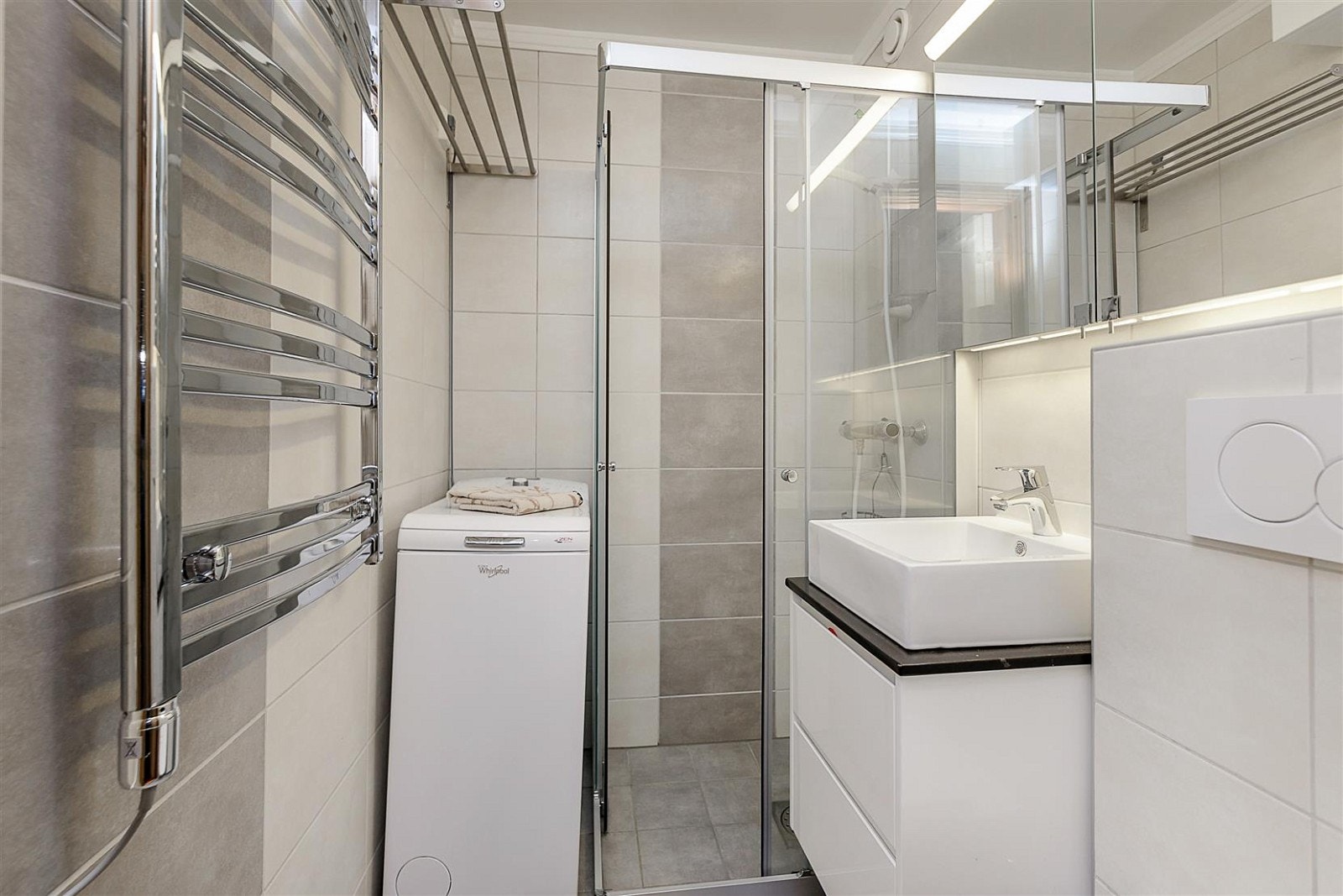 Stilig flislagt bad Galleribilde