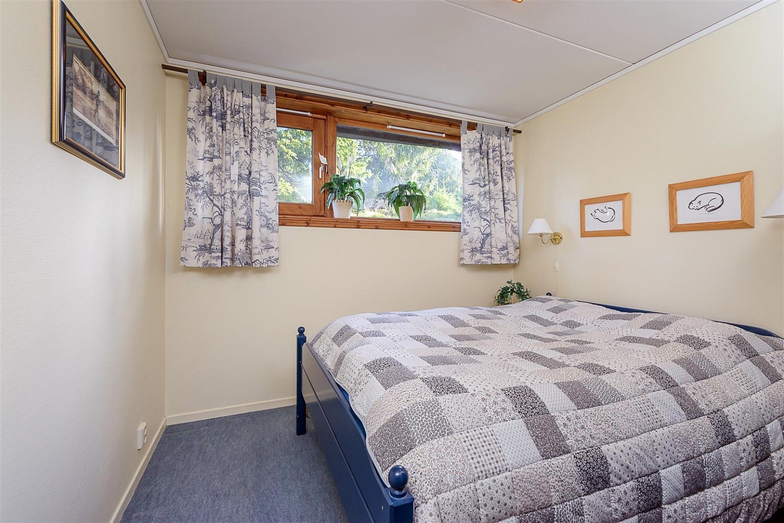 Leiligheten har i alt 3 soverom, alle med lyse overflater. Galleribilde