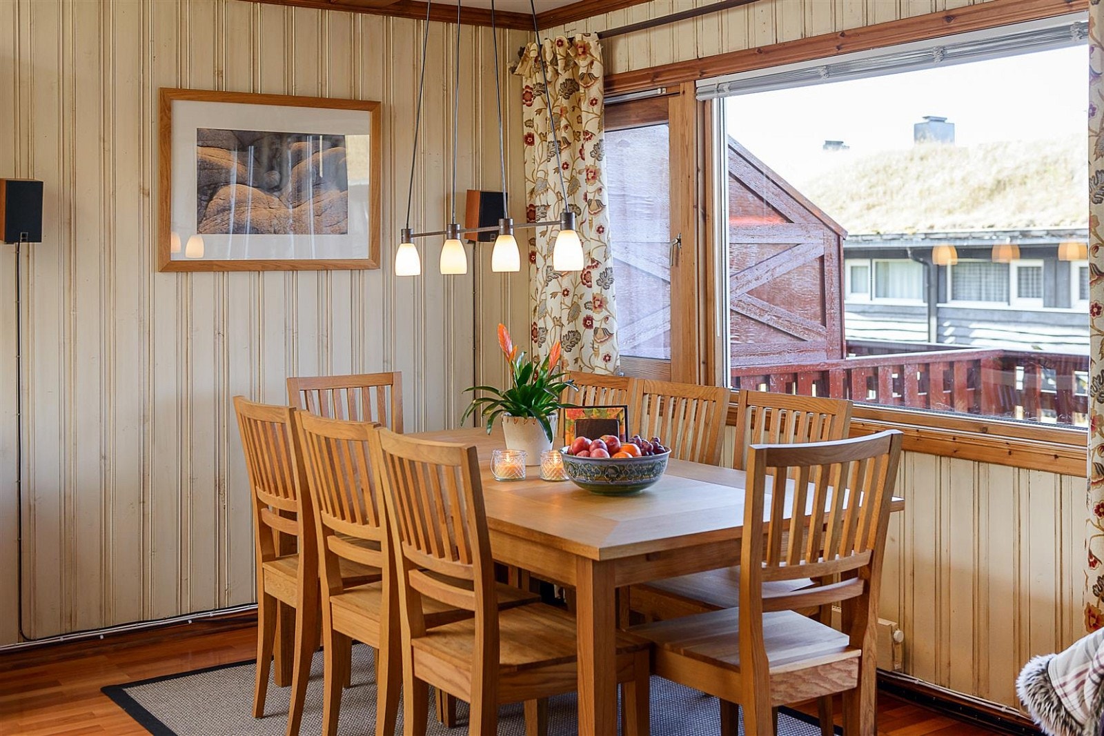 Mellom kjøkken og stue er det plass for en spisestue/spiseplass Galleribilde