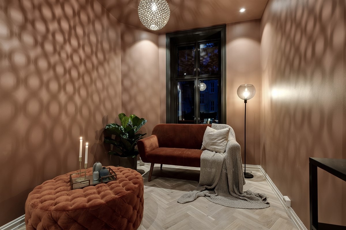 Det store vinduet slipper inn rikelig med dagslys og gir en hyggelig atmosfære. Galleribilde