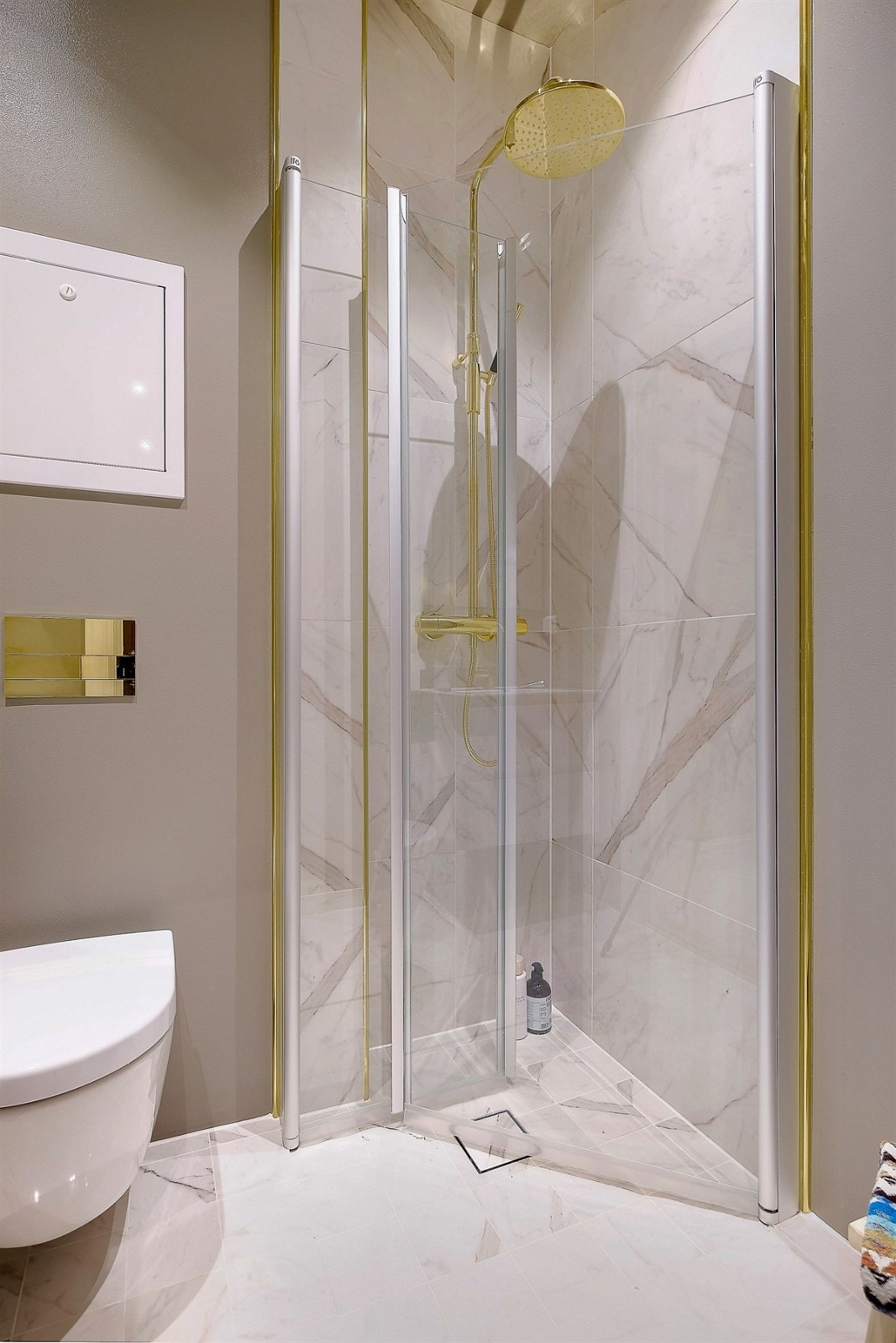 Badet har moderne innredning med servant, dusjhjørne og vegghengt toalett. Galleribilde