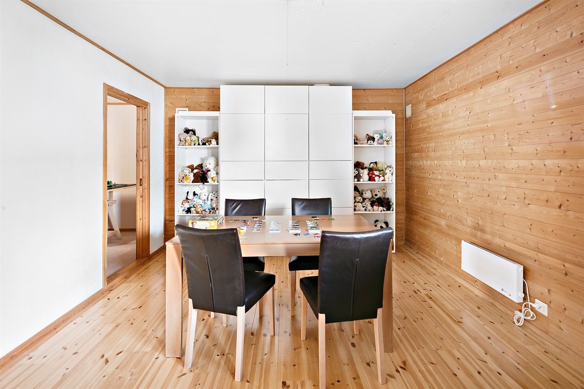 Kjellerstue med innredet hobbyrom inn til venstre. Galleribilde