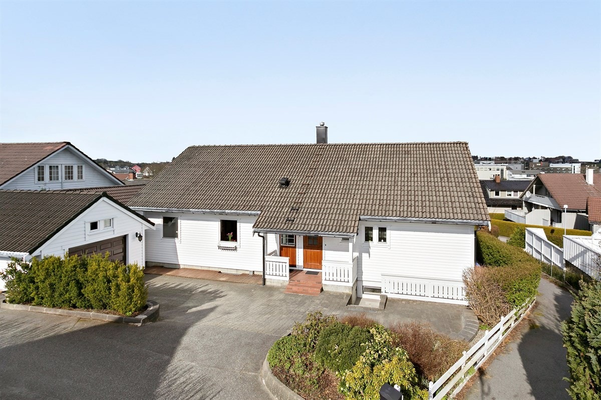 Boligen ligger fint i barnevennlige omgivelser på Lura. Galleribilde