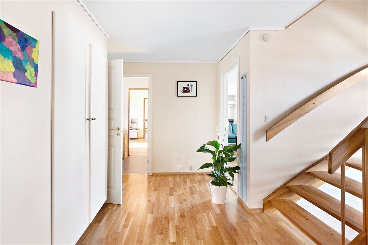 Gang/hall med stedbygd garderobe. Galleribilde