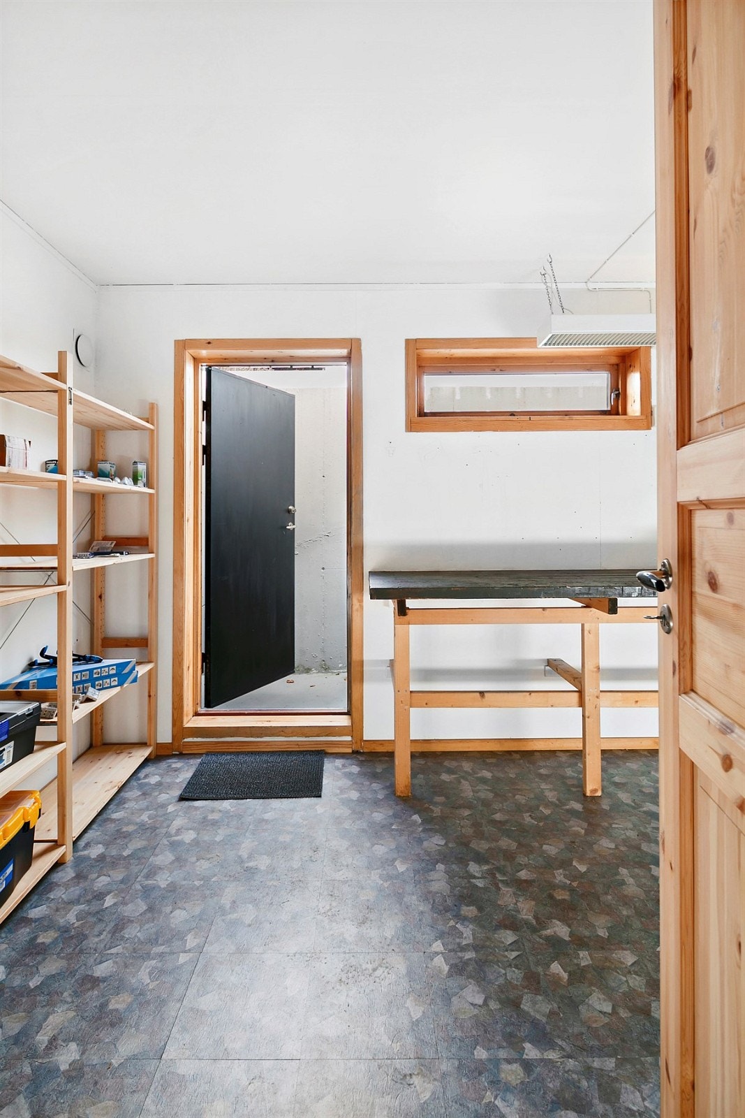 Verksted/biinngang kjeller. Galleribilde