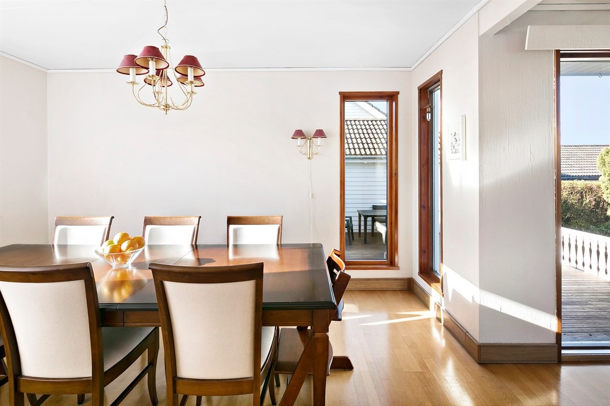 Stor, vinkelformet stue som enkelt kan møbleres inn i forskjellige soner. Galleribilde