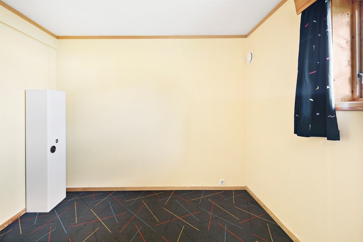 Soverom kjeller m/vask Galleribilde