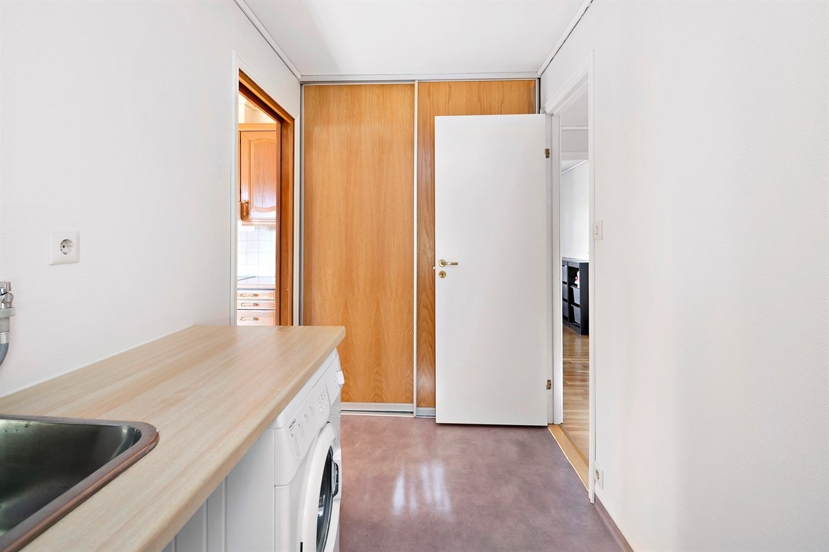 Biinngang/vaskerom oppgradert i 2013. Praktisk skyvedørsgarderobe. Galleribilde