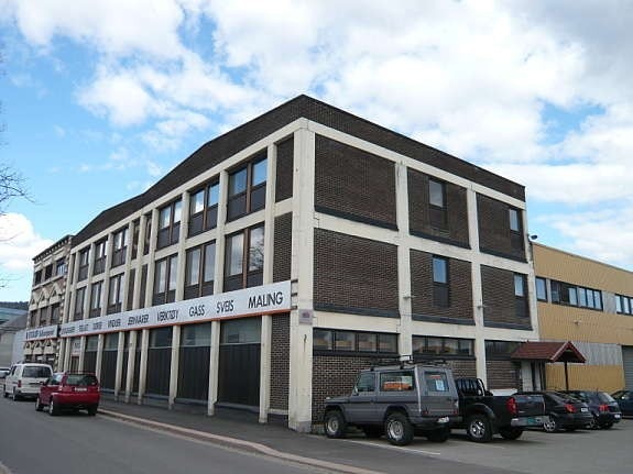 Fasade mot Tollbugata. Kontorinngang på høyre side. Galleribilde