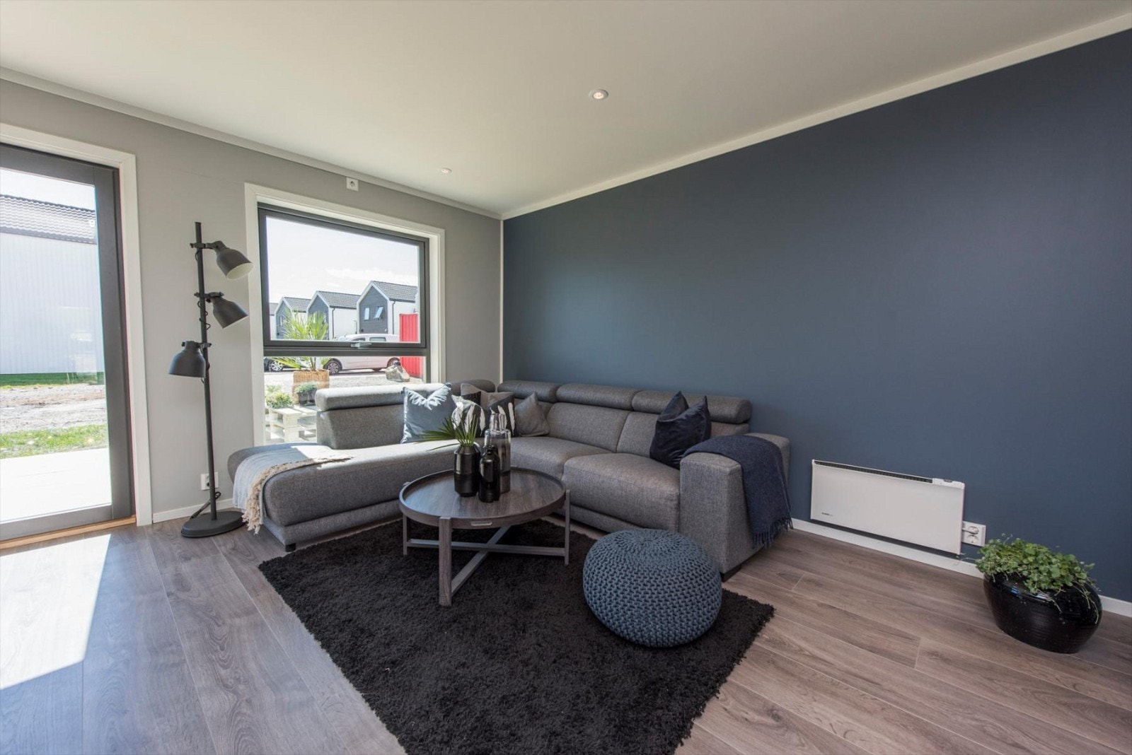 Stue med god plass til større sofagruppe. Galleribilde