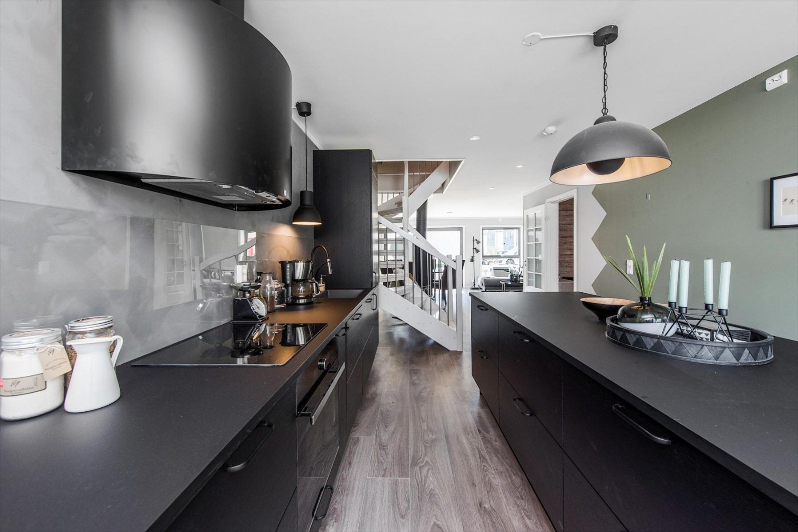 Oppvaskbenk har nedfellingsbeslag og plass for
oppvaskmaskin. Ett stk. ett-greps blandebatteri på oppvaskbenk m/kran for oppvaskmaskin. Galleribilde