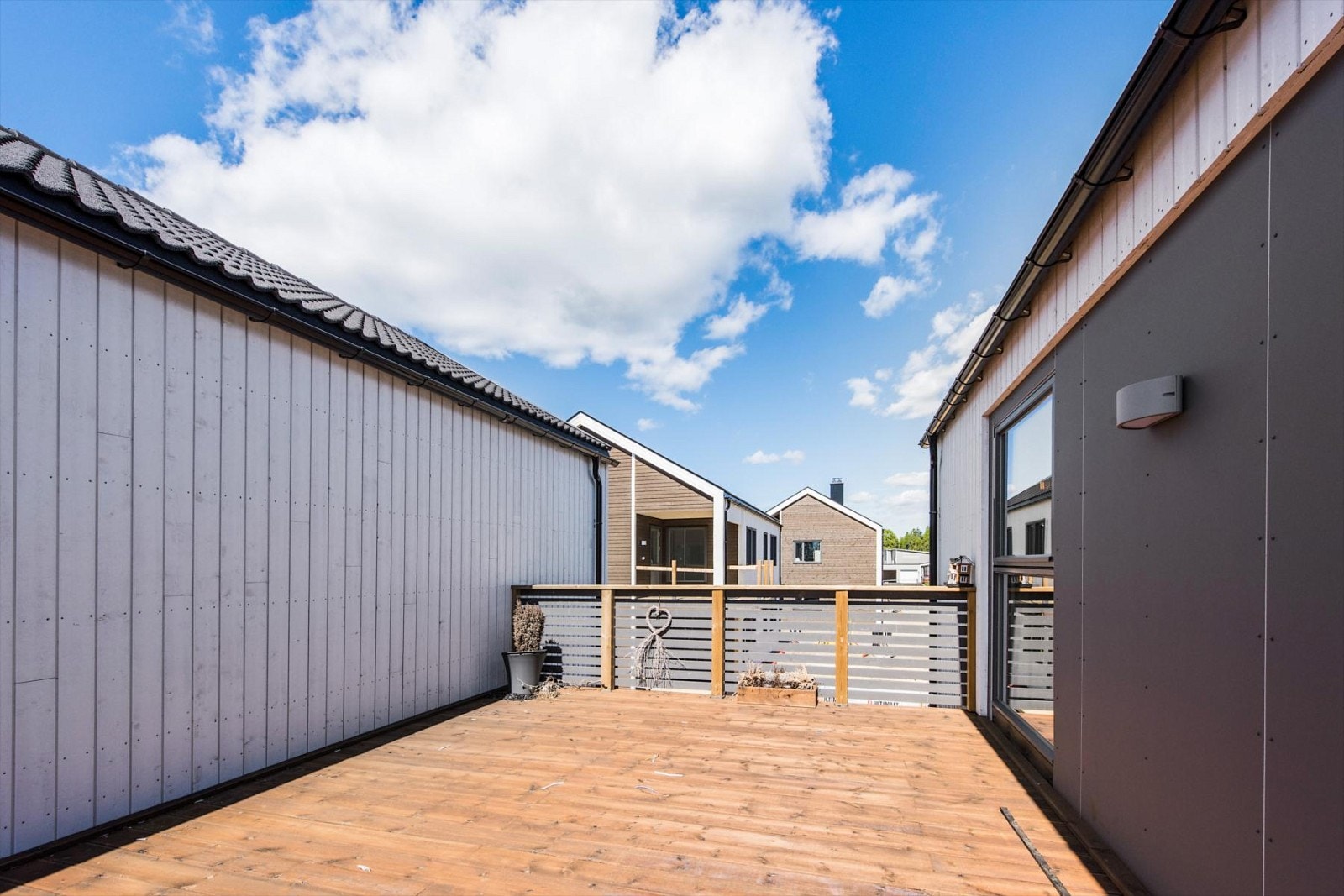 Terrasse over carport med plass til både sittegruppe og grill. Galleribilde