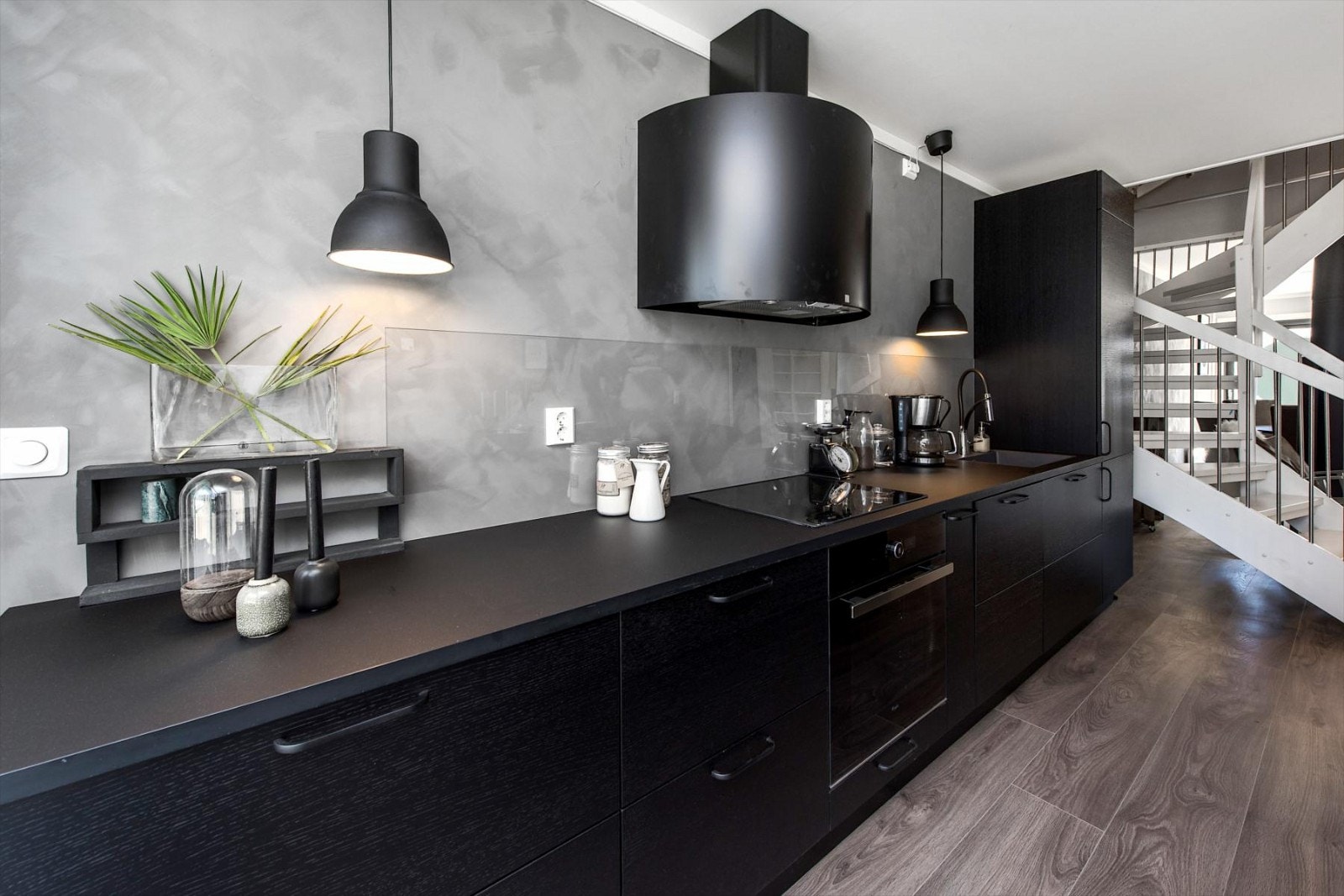 Integrert kombinert kjøle-,/fryseskap, oppvaskmaskin, stekeovn og platetopp. Ventilator i hette over platetopp. Galleribilde