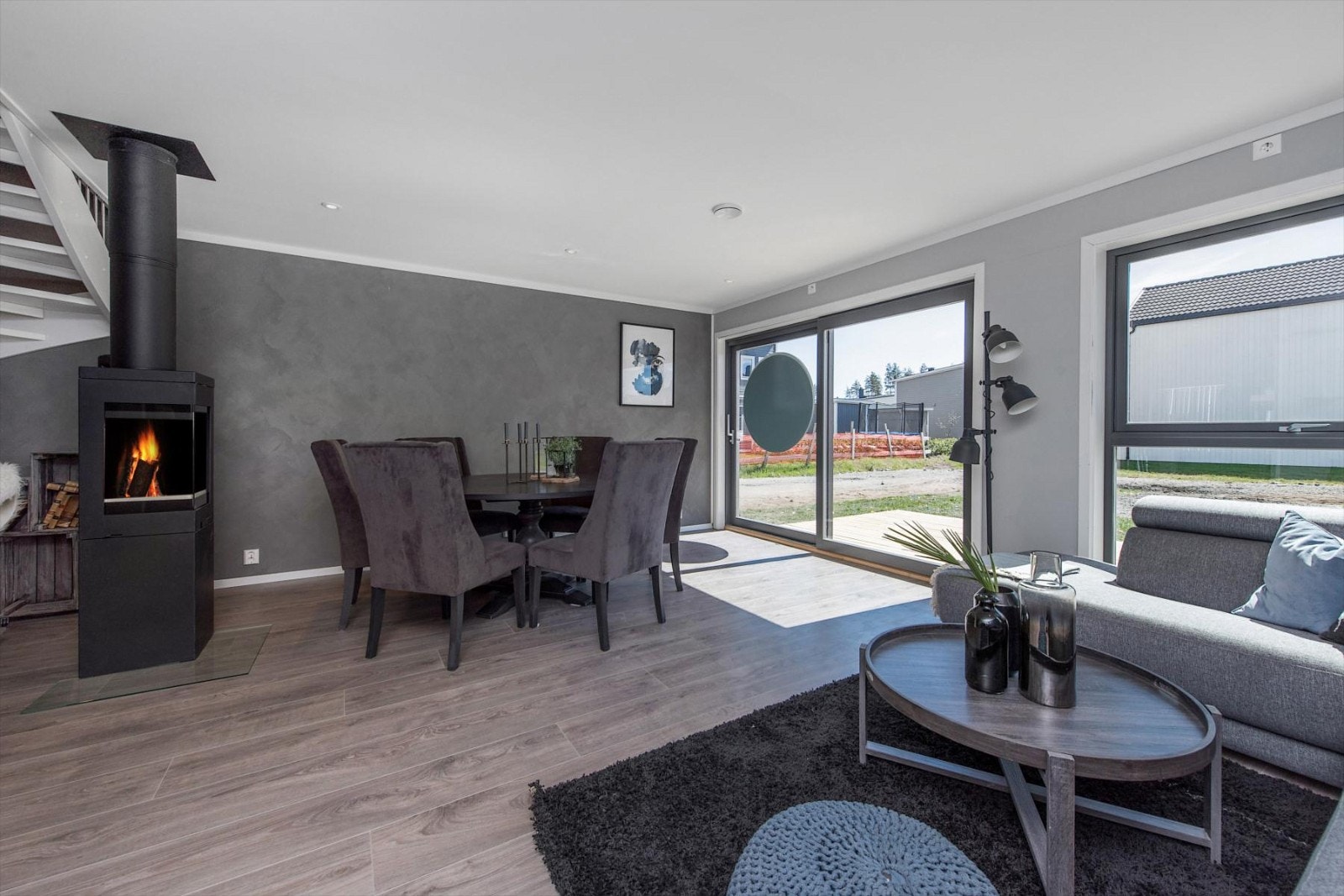 Utgang til terrasseplatting og hage fra stuen. Galleribilde