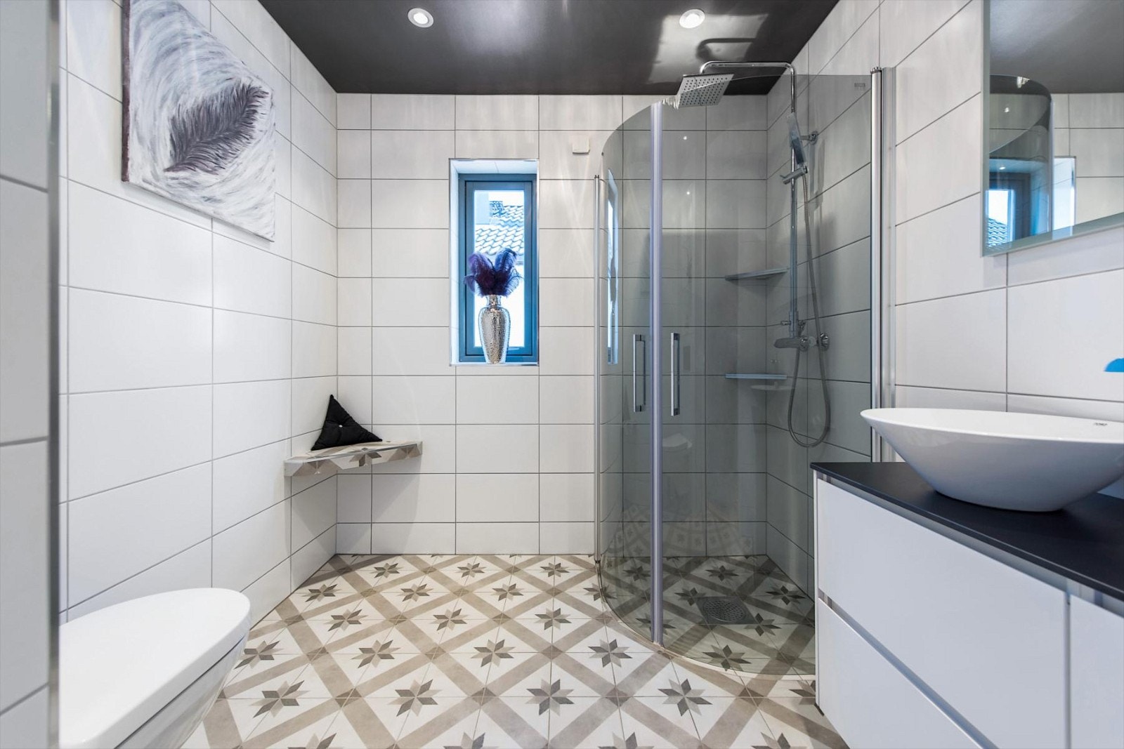 Bad i 2. etasje med gulvvarme og flislagte vegger og gulv. Galleribilde