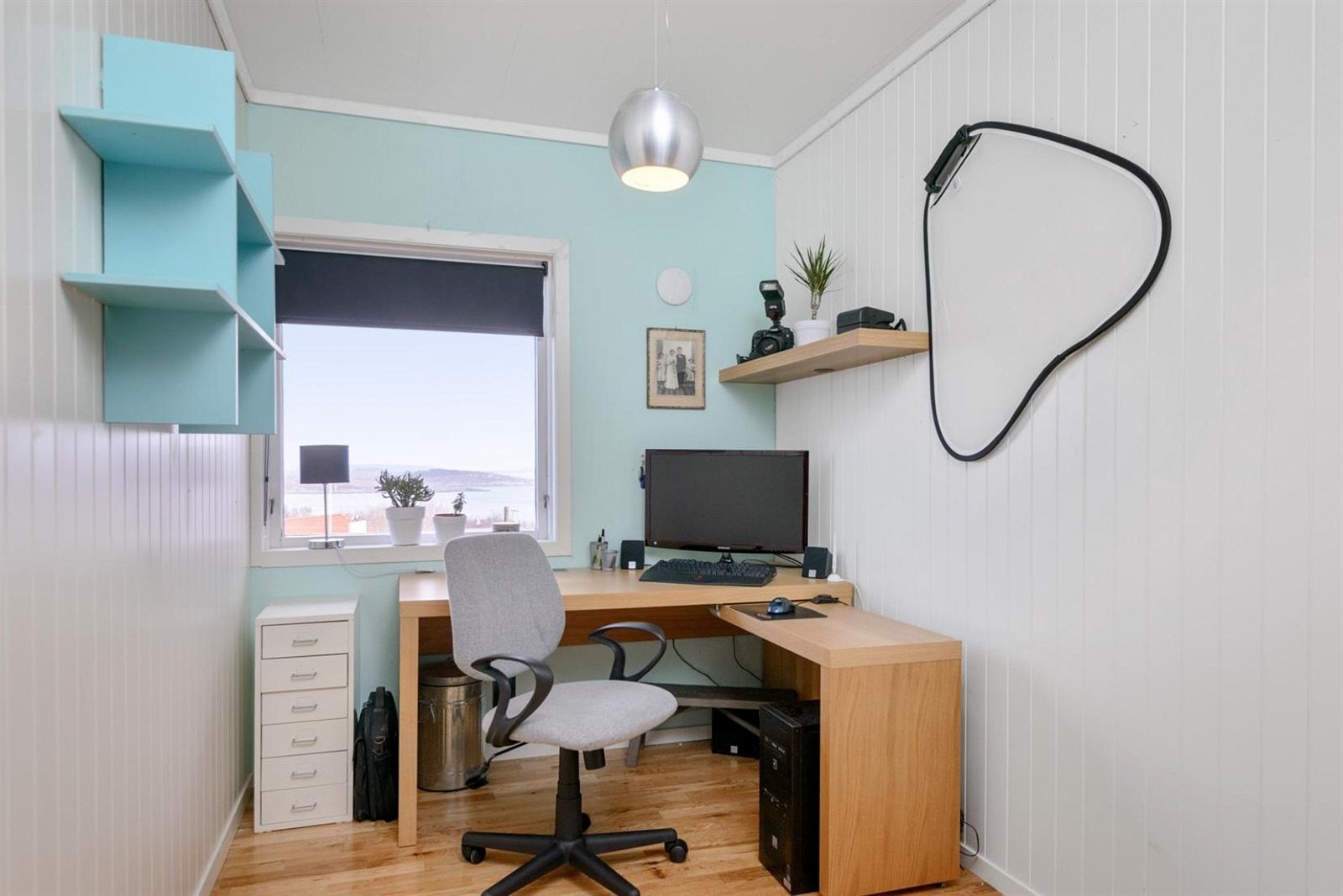 Etasjens minste soverom blir nyttet som kontor. Galleribilde