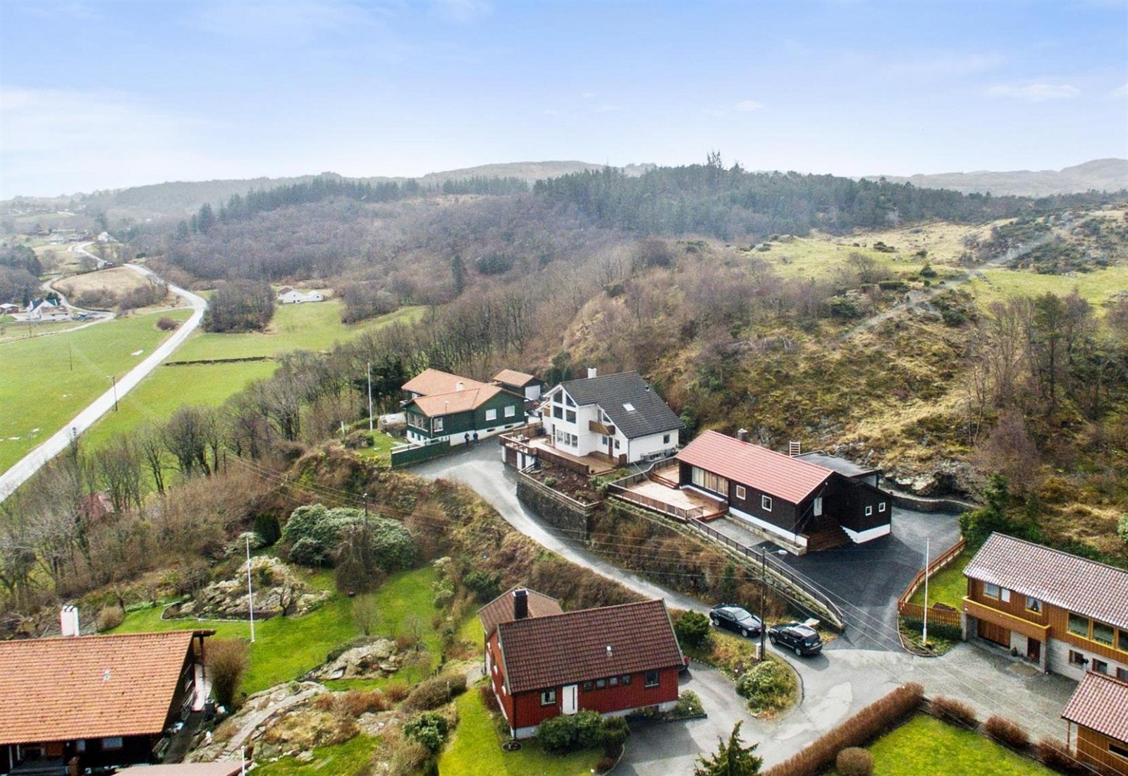 Bratthammar 12 ligger helt øverst, nest-innerst og en har en svært skjermet og flott utsiktsbeliggenhet. Galleribilde