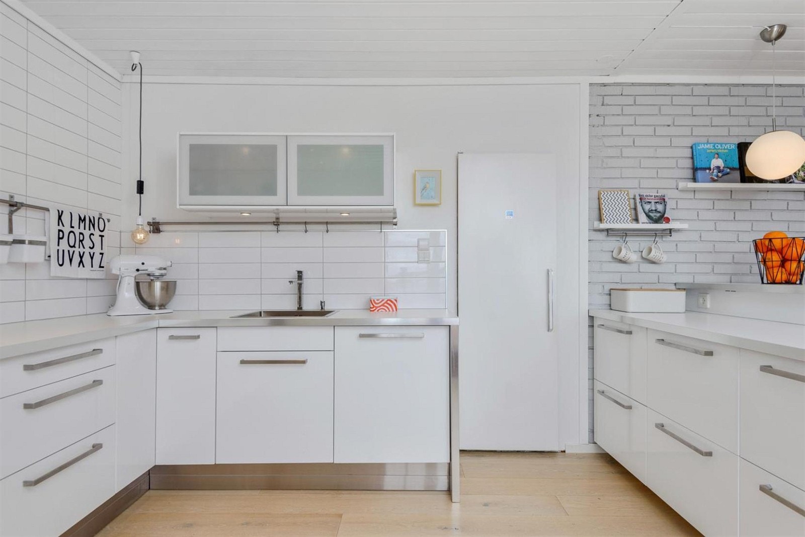 Kjøkkeninnredningen ble oppgradert i 2014 og fremstår som meget praktisk og tiltalende, med godt med oppbevaringsplass. Galleribilde