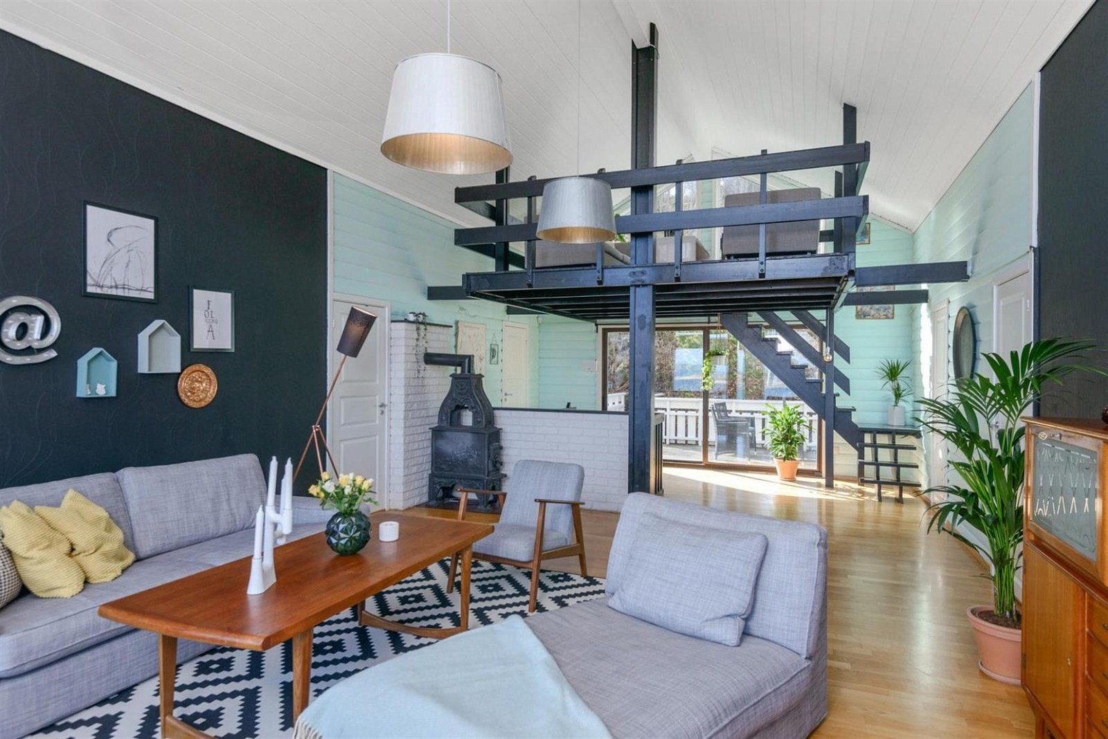 Stuen er et fantastisk rom med ekstra takhøyde, en stilig hems og flotte fargevalg på veggene. Galleribilde