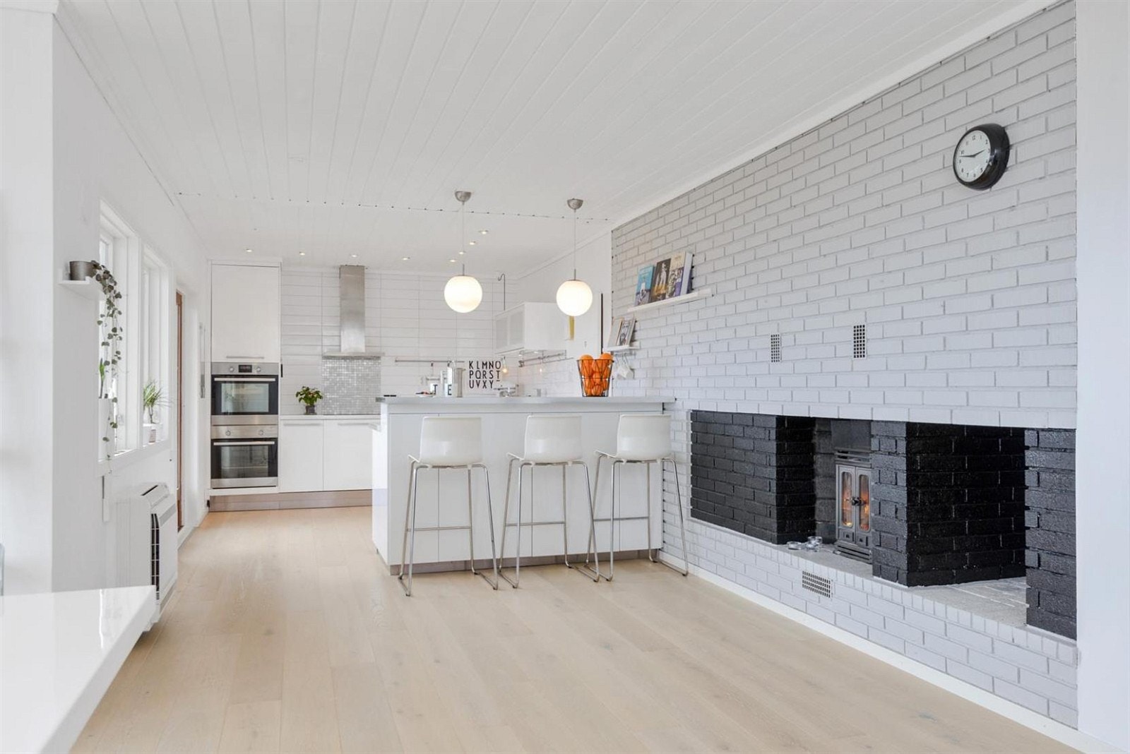 Allrommet i hovedetasjen har en mursteinsvegg med peisinnsats, og rommet er perfekt for å samle venner og familie. Galleribilde