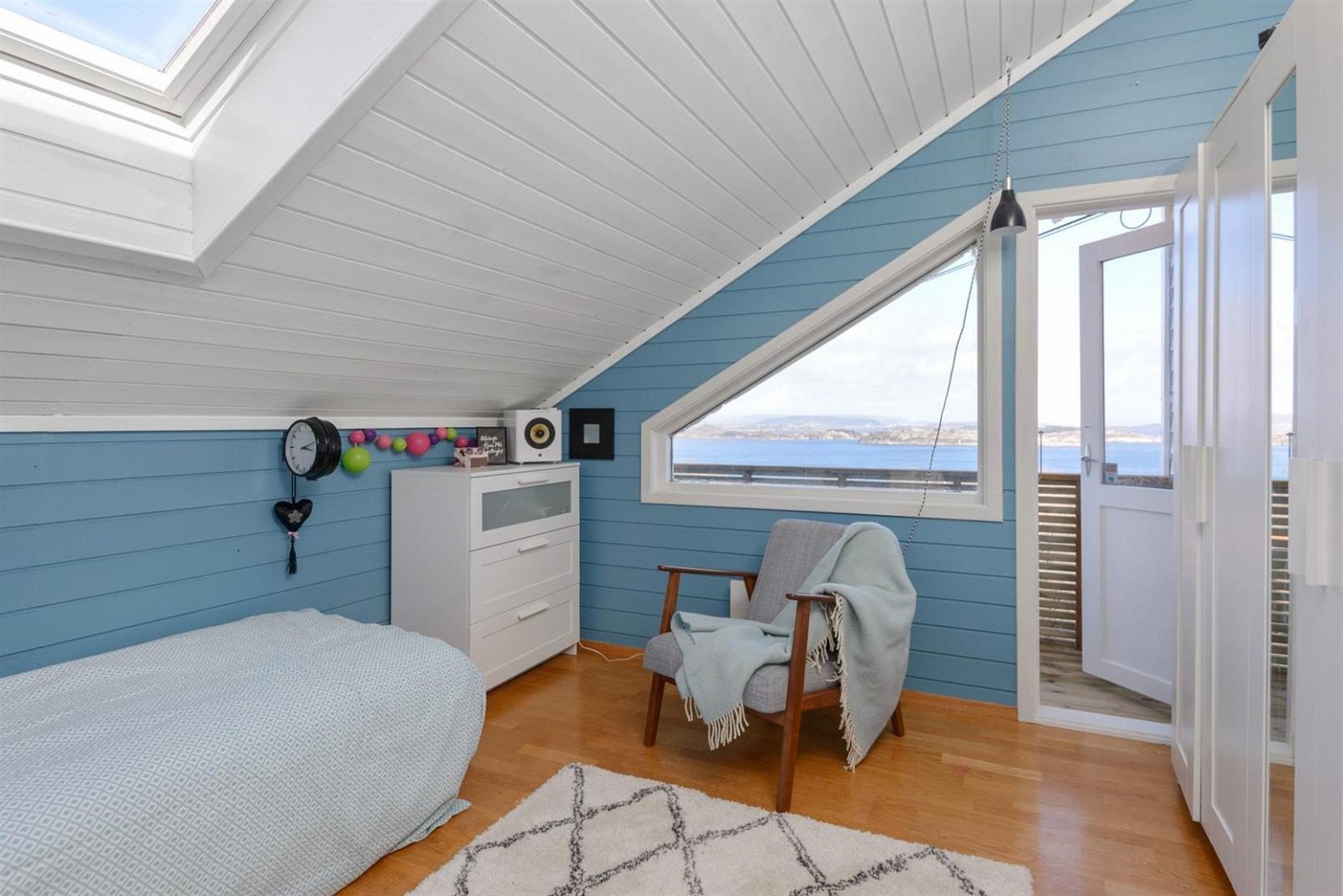 To av soverommene i 2.etg. har utgang til private balkonger. Galleribilde