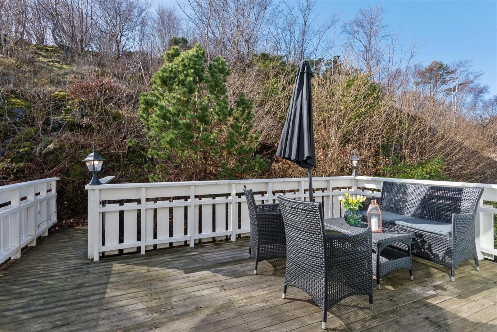 På baksiden er det bygget en terrasse, her fra kan en gå videre opp over naturtomta og til utmarka på oppsiden. Galleribilde