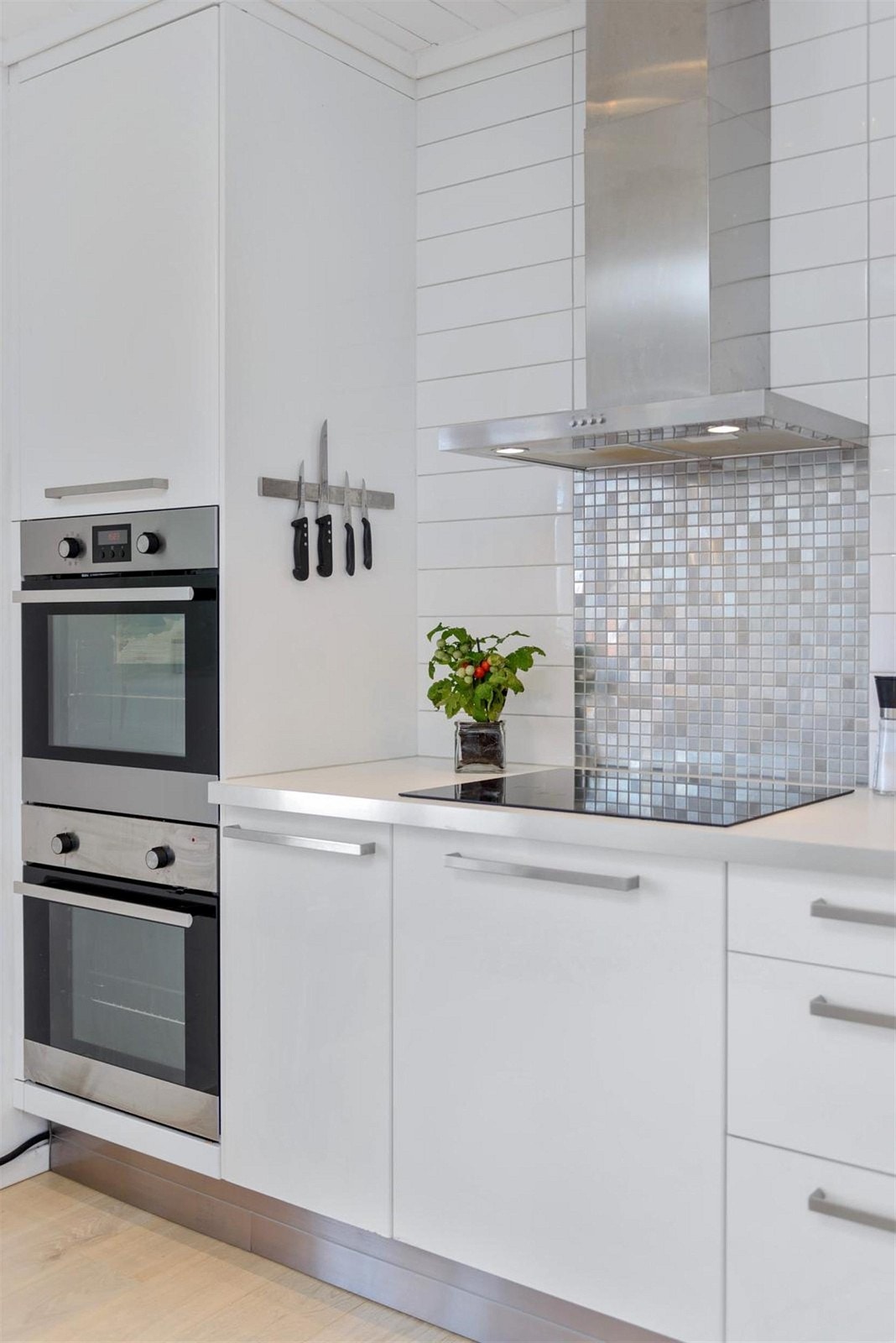 Innredningen har integrert koketopp, oppvaskmaskin og to steikeovner. I tillegg har kjøkkenet et kjølerom. Galleribilde