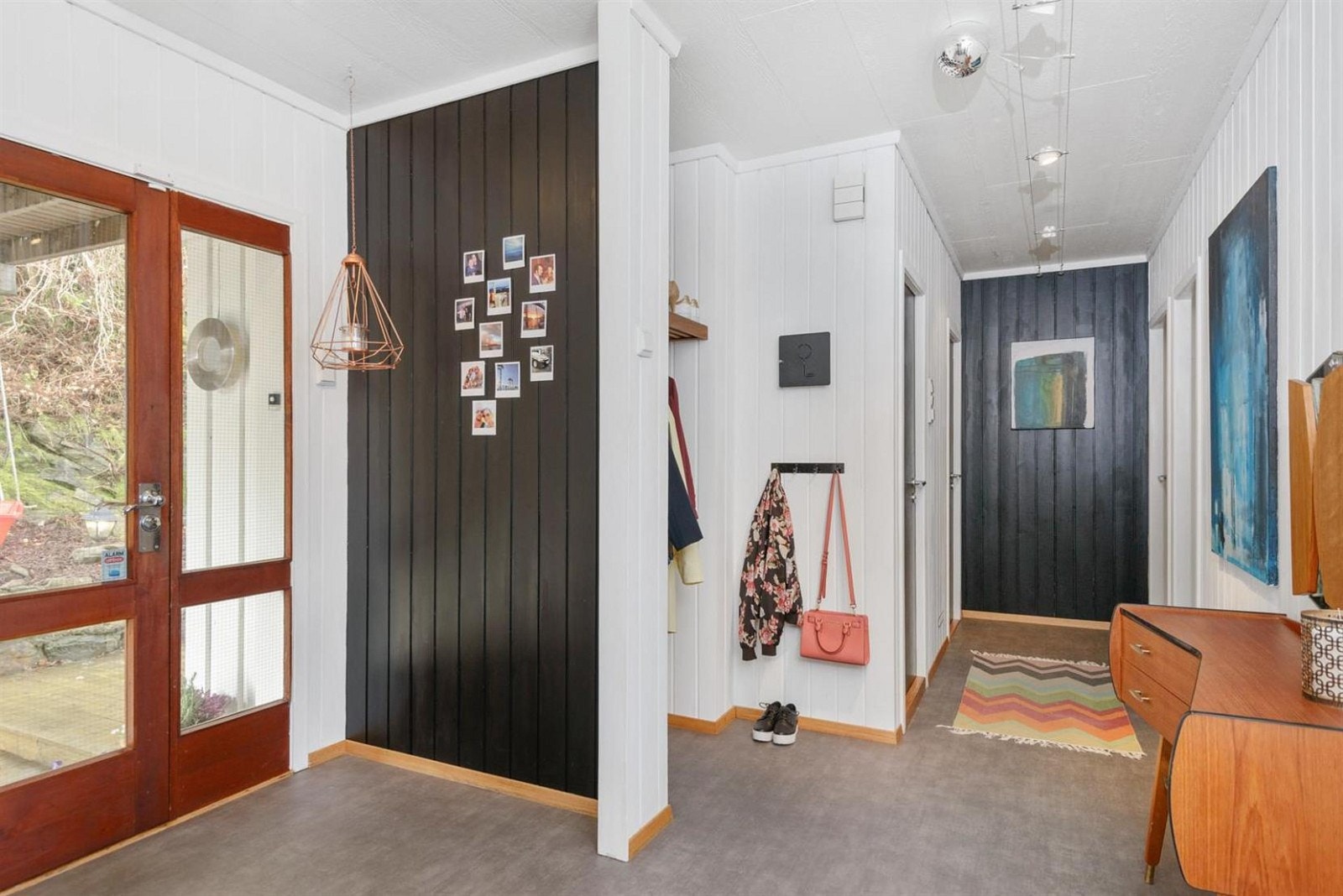 Velkommen inn! Praktisk gang med slitesterkt belegg på gulv, og god plass til å henge fra seg. Galleribilde