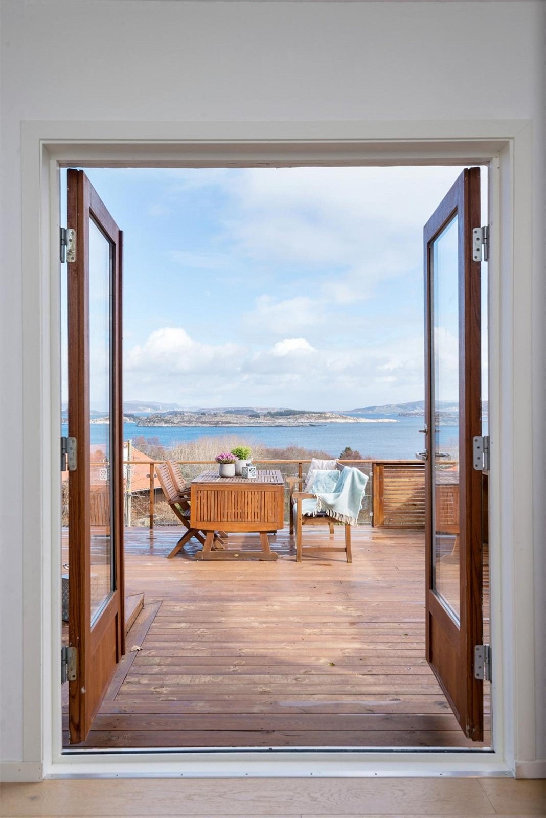 Doble dører ut fra kjøkkenet og til terrassen gir kort vei til grilling og sommerkos. Galleribilde