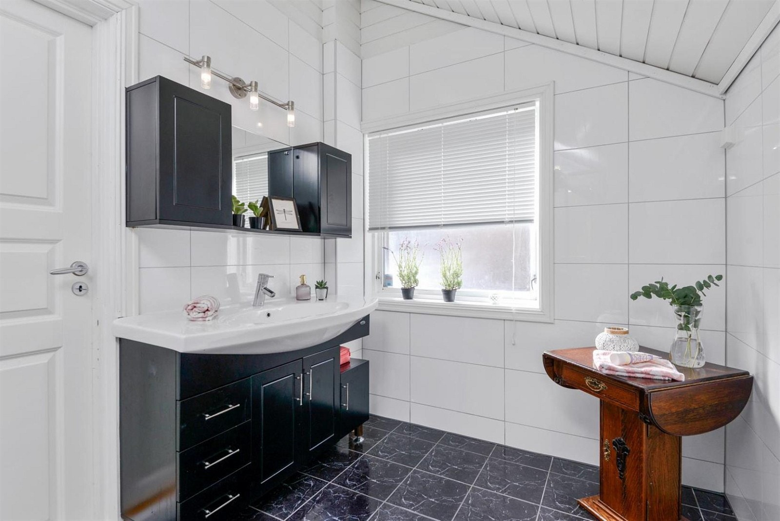 Badet i 2.etg. ble også oppgradert i 2010, og er helfliset med dusjkabinett, toalett og vask i seksjon. Galleribilde