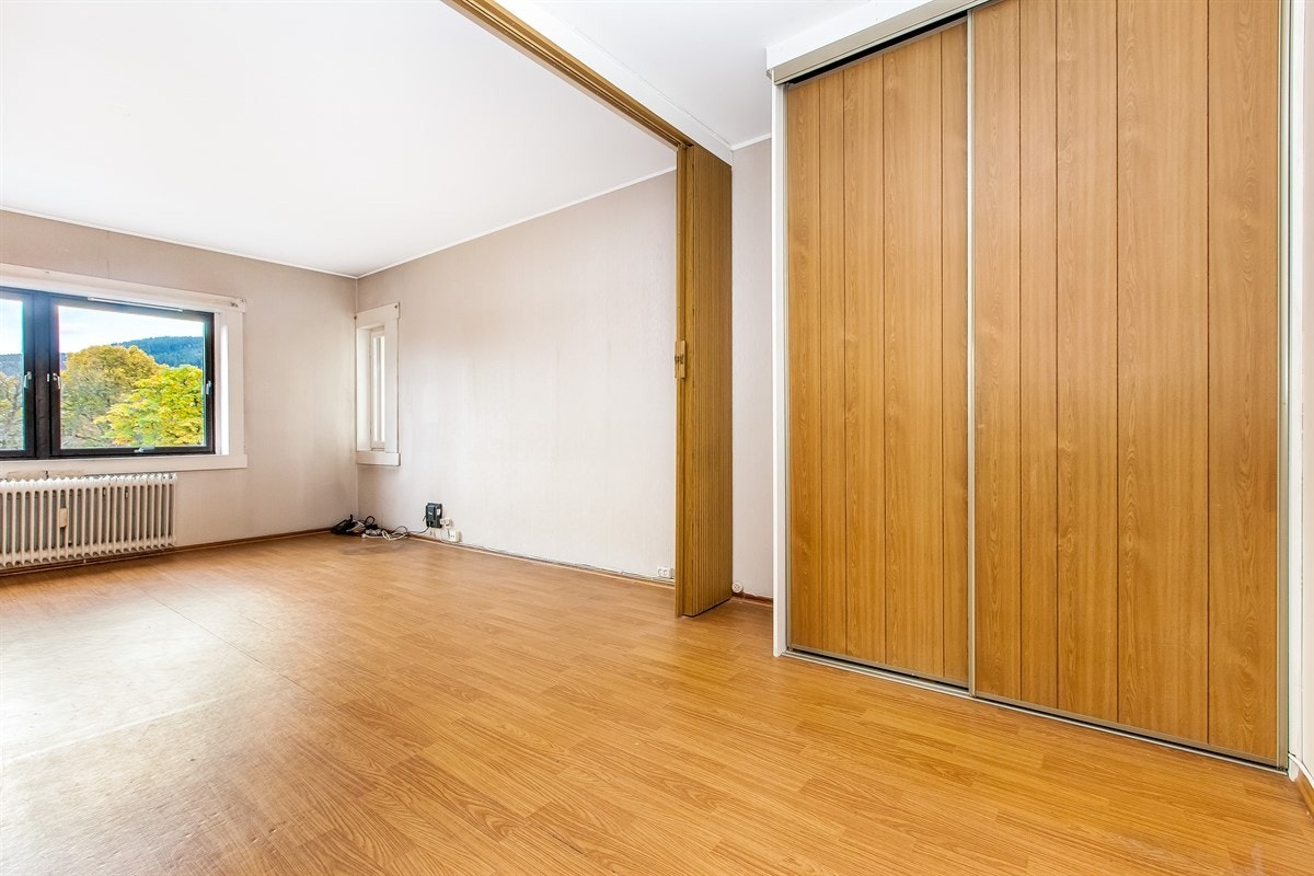 Stort skyvedørsgarderobeskap i sovealkoven Galleribilde