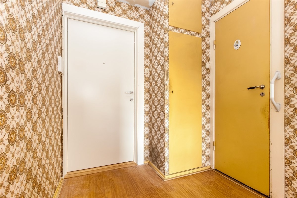 Entre med plassbygget garderobeskap Galleribilde